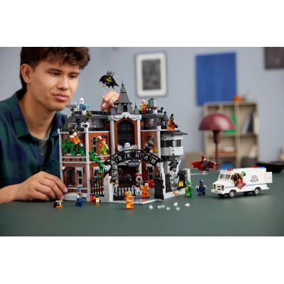 18. LEGO DC Super Heroes 76300 Arkham Asylum