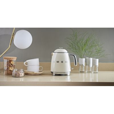 12. Czajnik SMEG KLF05CREU mini 0,8L creme