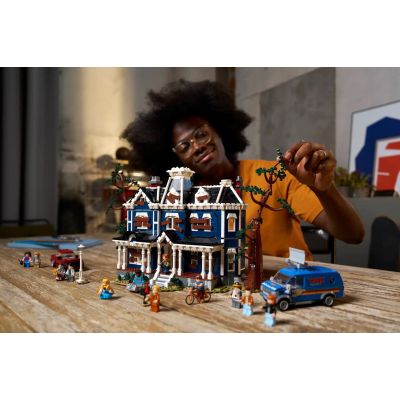 8. LEGO Icons 11370 - Stranger Things: Dom Creelów