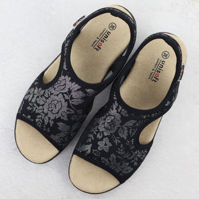 3. Sandały damskie na podwyższeniu elastyczne w kwiaty czarne Unisoft 7196