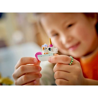 10. LEGO Friends 42658 Impreza na basenie z jednorożcem i flamingiem