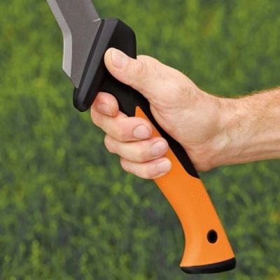9. Siekiero-maczeta FISKARS Solid