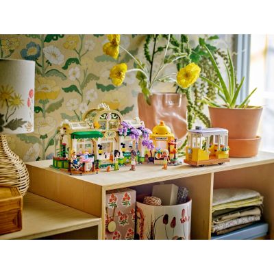 8. LEGO Friends 42671 Zielona kawiarnia i kwiaciarnia