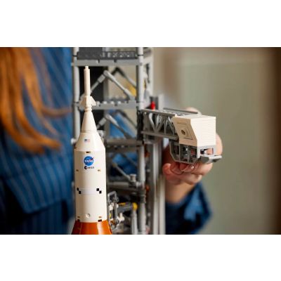 13. LEGO Icons  10341 Rakieta SLS NASA Artemis
