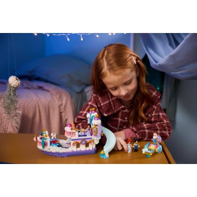 7. LEGO Disney 43299 - Królewska łódź weselna Arielki