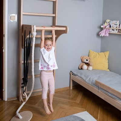 27. DRABINKA Z DREWNIANYM DRĄŻKIEM I AKCESORIAMI BENCHK 112+A204