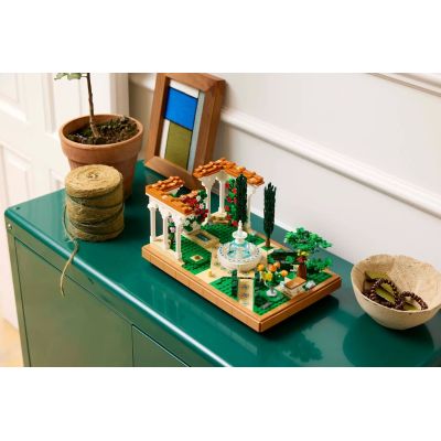 11. LEGO Icons 10359 Fontanna w ogrodzie