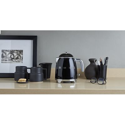 45. Czajnik SMEG mini 0,8L czarny Schwarz (KLF05BLEU)