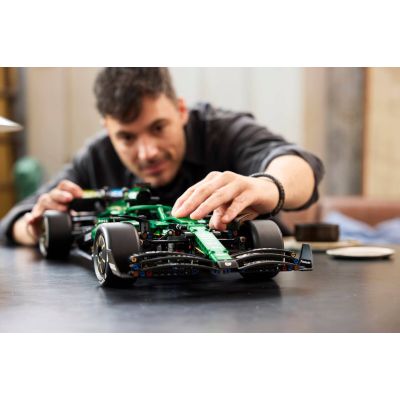 13. LEGO Technic 42240 - Bolid F1 Aston Martin Aramco AMR25