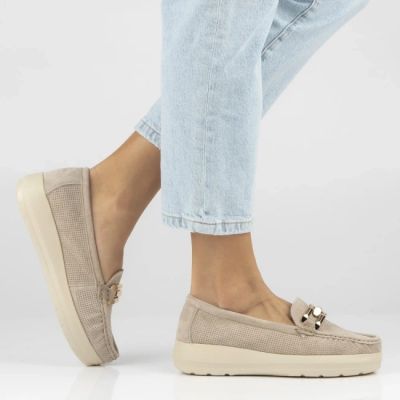 7. Skórzane mokasyny na koturnie beżowe Filippo DP7652