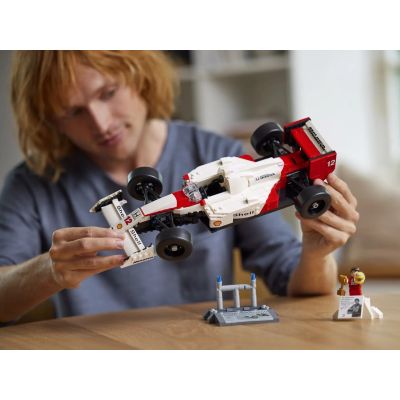 7. LEGO Icons 10330 McLaren MP4/4 i Ayrton Senna