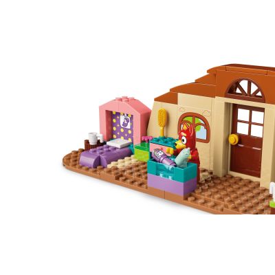 9. LEGO Bluey 11221 - Szkoła z Ryżykiem i Blue