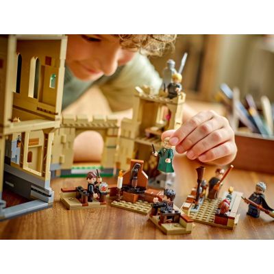 10. LEGO Harry Potter 76447 - Zamek Hogwart: Lekcja latania na miotle