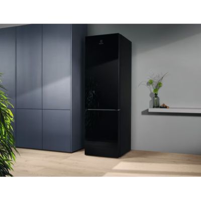 7. Chłodziarko-zamrażarka ELECTROLUX LNT7ME36K2