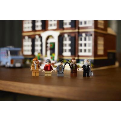 40. LEGO Ideas 21330 Kevin sam w domu