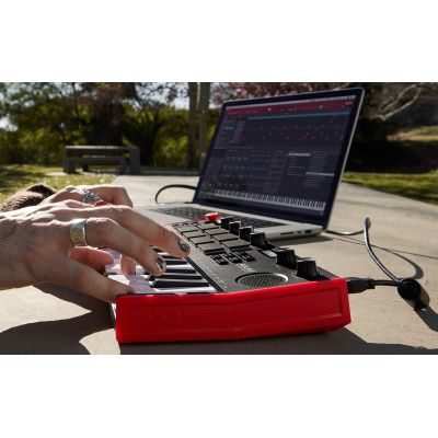 8. AKAI MPK MINI PLAY 3 - Mini klawiatura sterująca
