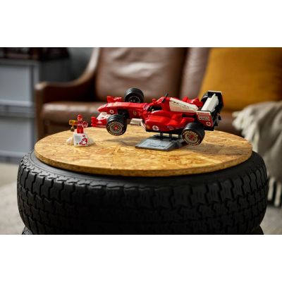 32. LEGO Icons 11375 - Ferrari F2004 i Michael Schumacher