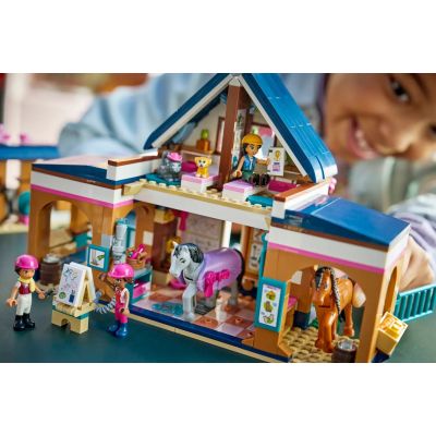 10. LEGO Friends 42688 - Stajnia i szkółka jeździecka