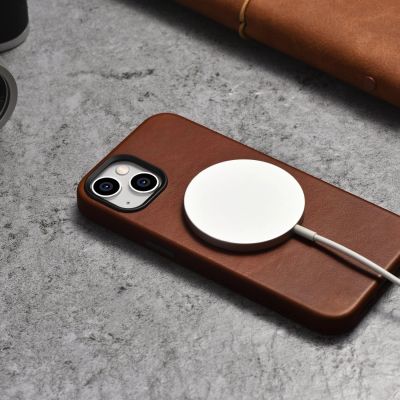 6. iCarer Oil Wax Premium Leather Case skórzane etui iPhone 14 Plus magnetyczne z MagSafe brązowy (WMI14220703-RB)