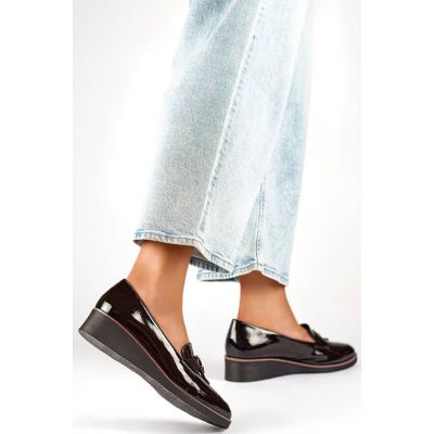 2. Półbuty damskie lakierowane na koturnie czarne 24-58266B