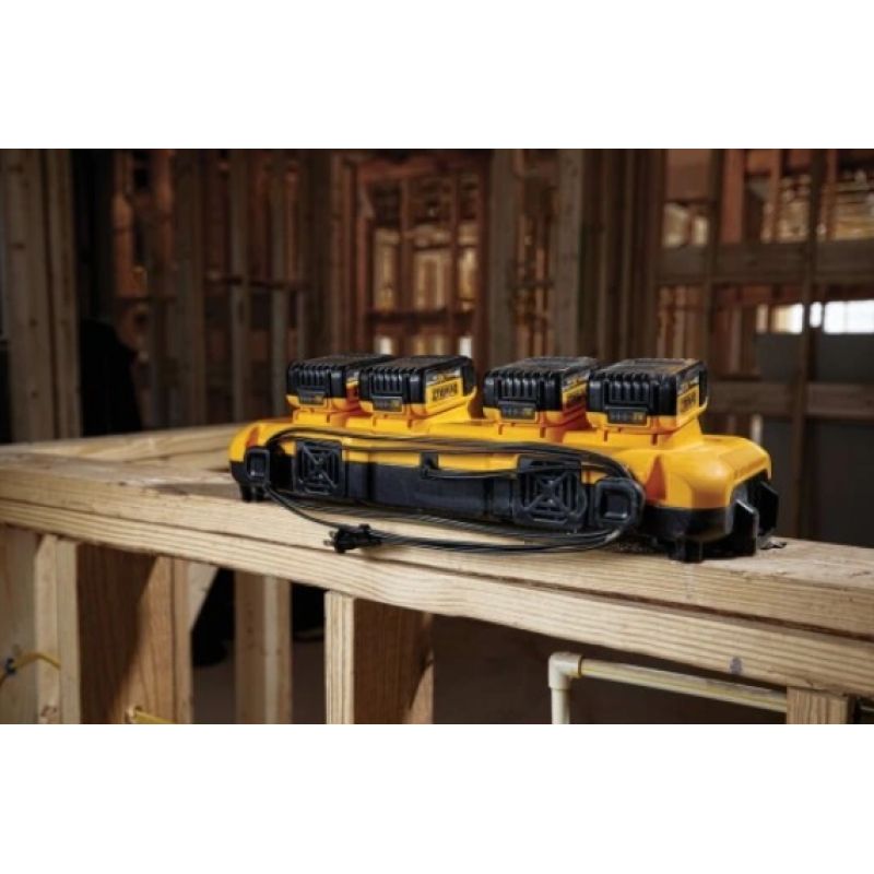 9. DEWALT ŁADOWARKA WIELONAPIĘCIOWA DCB104 Z 4 GNIAZDAMI 8A XR