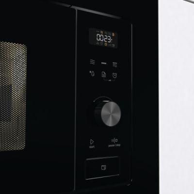 7. Czarna mikrofalówka Gorenje BM201AG1BG, z grillem, Wbudowana, 20 l, 800 W