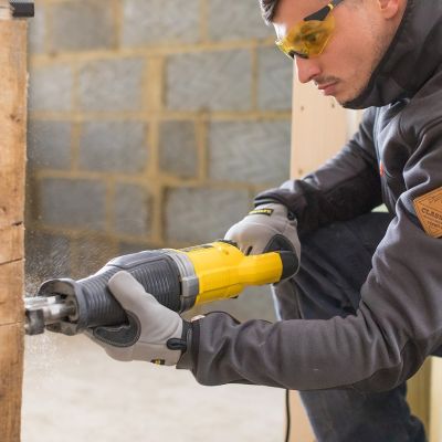 9. Piła szablasta 900W FME360 Stanley