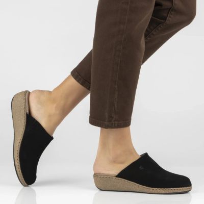 7. Skórzane klapki na koturnie czarne Filippo DK7567