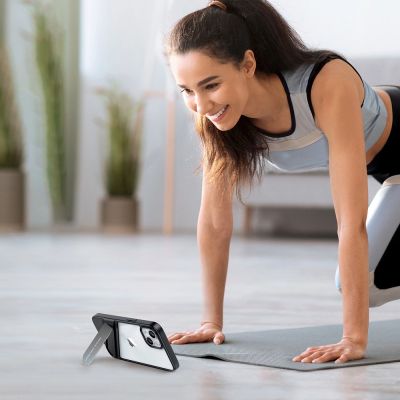 8. Ugreen Fusion Kickstand Case sztywne etui z żelową ramką i podstawką do iPhone 13 Pro czarny (90153)