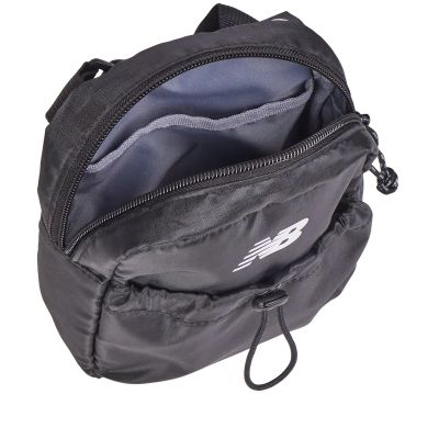 3. Saszetka New Balance Essential Sling Bag BK LAB51901BK