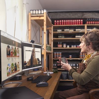 31. Słuchawki Voyager Free 60+ UC, USB-C, etui z ekranem dotykowym