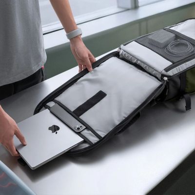 10. Plecak Tech-Protect Defender S70 RYANAIR & WIZZAIR 24L na laptop - ciemnozielony