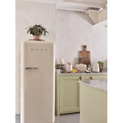 61. Smeg KLF03CREU czajnik elektryczny 1,7 l 2400 W Kremowy