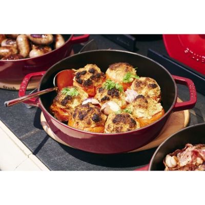 6. Głęboka patelnia do duszenia z pokrywką Staub - 24 cm, Czerwony