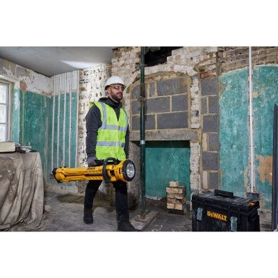 9. Lampa teleskopowa na trójnogu DeWalt DCL079-XJ (3000 lm; Biały ciepły)