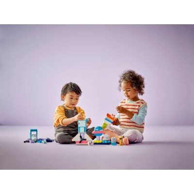 6. LEGO DUPLO  10422 Przygoda w promie kosmicznym 3 w 1