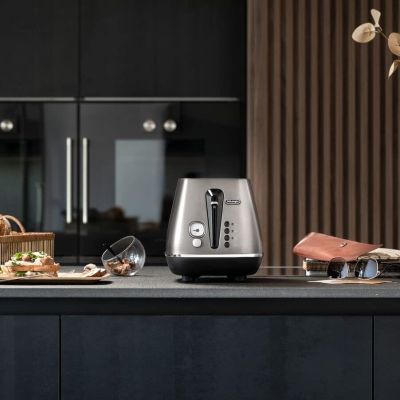 4. Toster elektryczny DeLonghi Distinta CTIN2103.TB