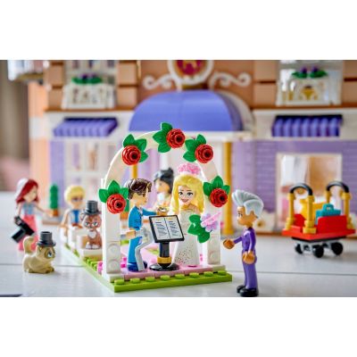 13. LEGO Friends 42704 - Grand Hotel w mieście Heartlake