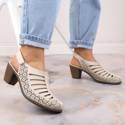 25. Skórzane sandały na obcasie Rieker W RKR49B beżowe