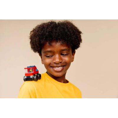 8. LEGO City 60482 Wyścigówki: ciężarówka strażacka