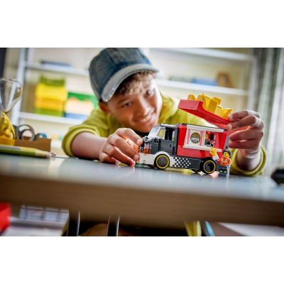8. LEGO City 60488 Ciężarówka z frytkami