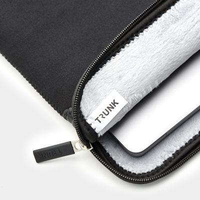 5. Etui na MacBook Pro 16 cali Trunk, kolor czarny
