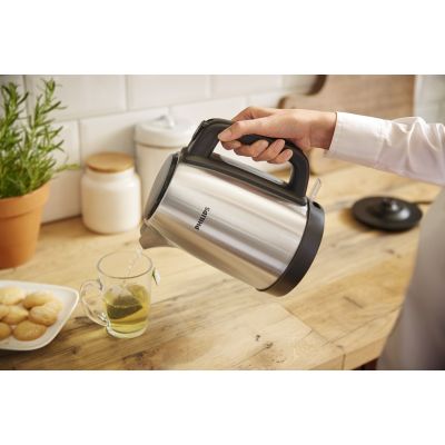 5. Philips Daily Collection Metalowy czajnik 1,7 l — pokrywka z mech. sprężynowym i wskaźnik