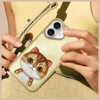 10. Etui Nimmy Big Eyed Pet 2.0 Cat na iPhone 16 - zielone