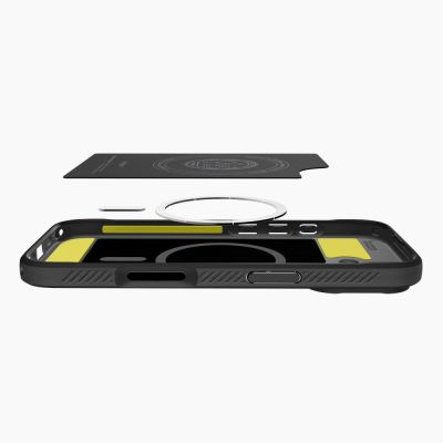7. Etui Spigen Rugged Armor Mag MagSafe na iPhone 17 - czarny mat