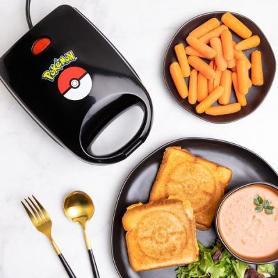 2. Uncanny Brands Pokémon Poké Ball toster Czarny, Czerwony, Biały