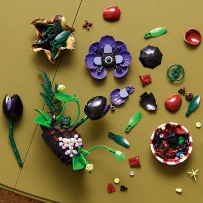 14. LEGO Botanical Collection 11513 - Kompozycja z ciemnych kwiatów