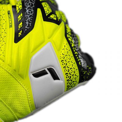 6. Rękawice bramkarskie Reusch Attrakt Grip M 5570815 2014