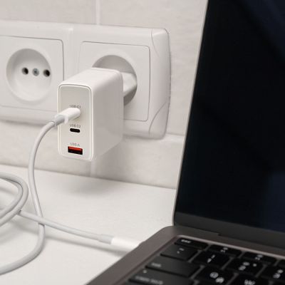 5. Qoltec Ładowarka sieciowa 100W GaN  | 5-20V | 1.5-5A | 2 x USB-C PD | 1 x USB QC 3.0 | Biała