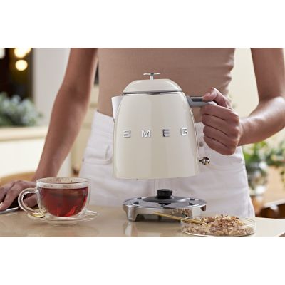 41. Czajnik SMEG KLF05CREU mini 0,8L creme